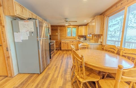 Fully equipped kitchen with cooking utinsels,