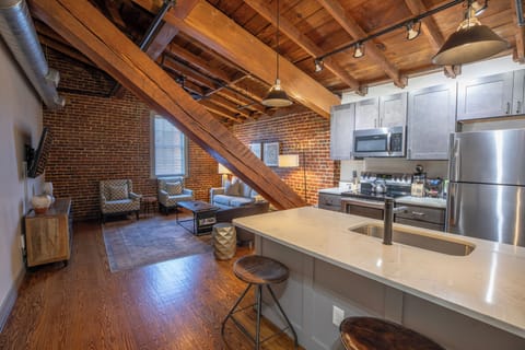 Studio Suite, 1 King Bed with Sofa bed | Private kitchen