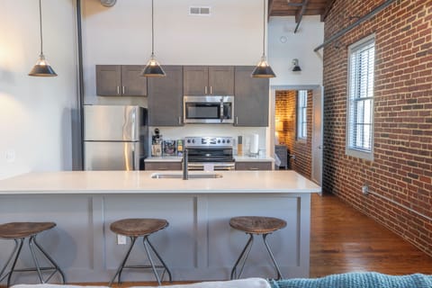 Studio Suite, 1 Queen Bed | Private kitchen