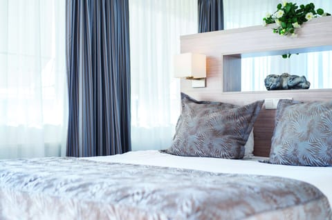 Studio Suite | Minibar, in-room safe, desk, iron/ironing board