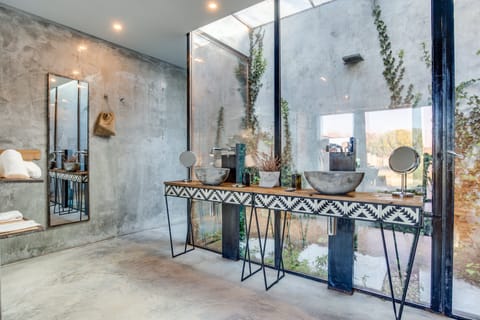 Superior Suite with Waterfall | Bathroom | Separate tub and shower, free toiletries, hair dryer, bathrobes