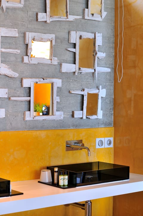 Classic Suite | Bathroom | Separate tub and shower, free toiletries, hair dryer, bathrobes