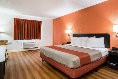 Blackout drapes, free WiFi, bed sheets