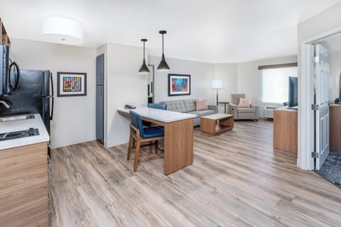 Suite, 1 Bedroom (1 Queen Bed) | In-room safe, desk, iron/ironing board, free WiFi