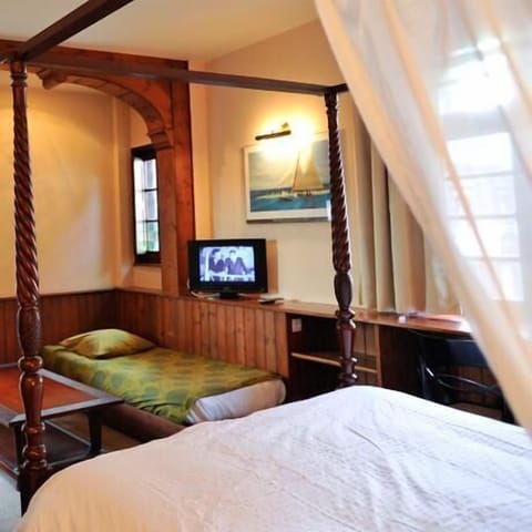 Family Room | Individually decorated, desk, free WiFi