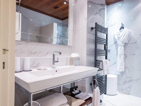 Deluxe Suite, 1 King Bed, Park View | Premium bedding, down comforters, free minibar, in-room safe