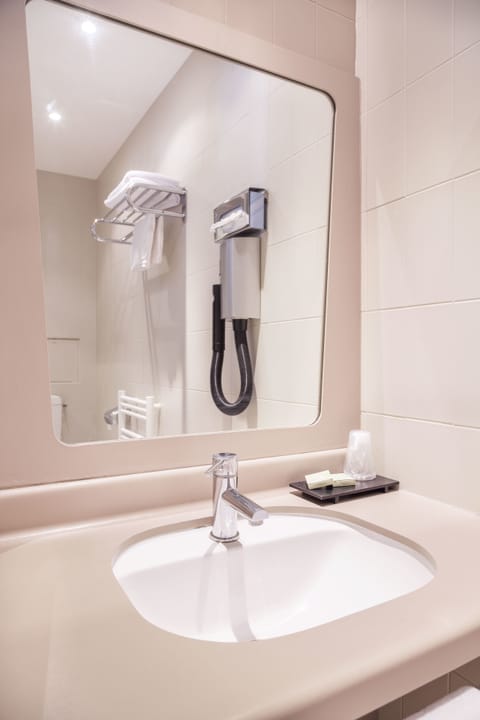 Single Room | Bathroom | Hair dryer, towels, soap, shampoo