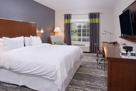 Traditional Room, 1 King Bed | Premium bedding, pillowtop beds, in-room safe, desk