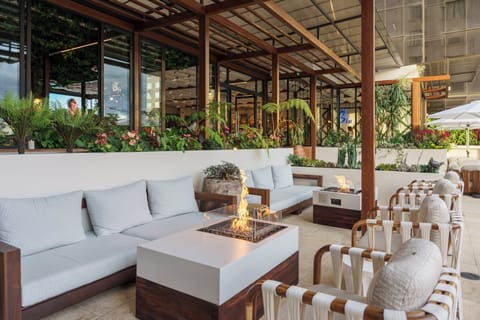 4 restaurants; breakfast, lunch, and dinner served