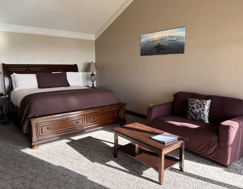 Pillowtop beds, in-room safe, desk, blackout drapes