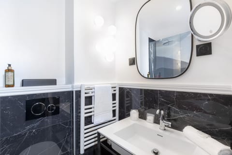 Deep soaking tub, free toiletries, towels