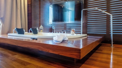Grand Suite Experience | Bathroom | Shower, free toiletries, hair dryer, bidet