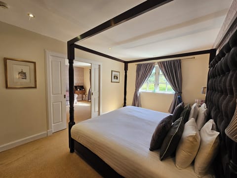 Suite Room | Individually decorated, individually furnished, desk, soundproofing