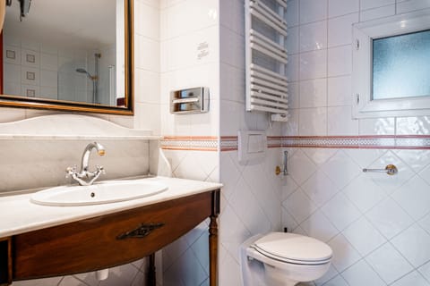 Superior Room | Bathroom | Combined shower/tub, free toiletries, hair dryer, towels
