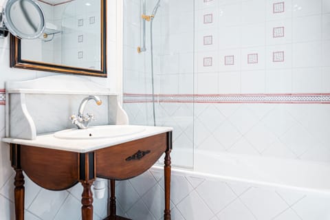 Superior Twin Room | Bathroom | Combined shower/tub, free toiletries, hair dryer, towels