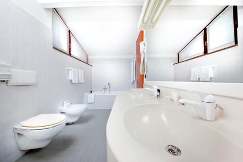 Shower, free toiletries, hair dryer, bidet