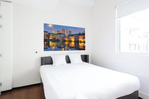 Laptop workspace, blackout drapes, iron/ironing board, free WiFi