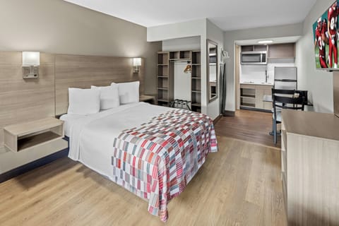 Suite, 1 Double Bed, Non Smoking | Desk, iron/ironing board, WiFi (free), bed sheets