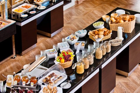 Buffet breakfast for a fee on weekdays