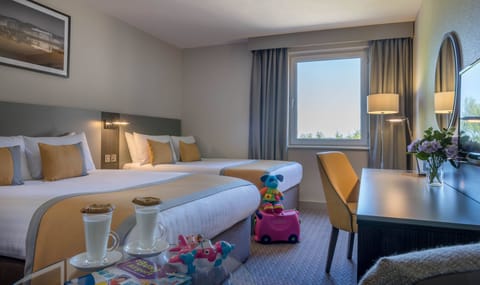 Premium bedding, in-room safe, laptop workspace, blackout drapes