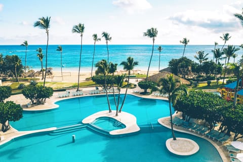 Outdoor pool, pool umbrellas, sun loungers