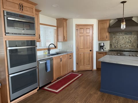 Kitchen with double ovens, microwave and dishwasher 