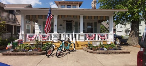 Welcome to Bicycle friendly Ocean Grove! No need to rent 3 bikes provided !