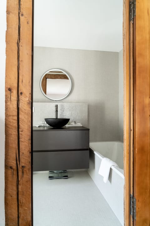 Exclusive Double Room | Bathroom | Shower, free toiletries, hair dryer, slippers