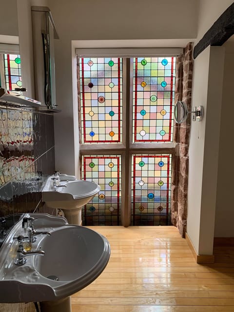 Iron/ironing board, bed sheets