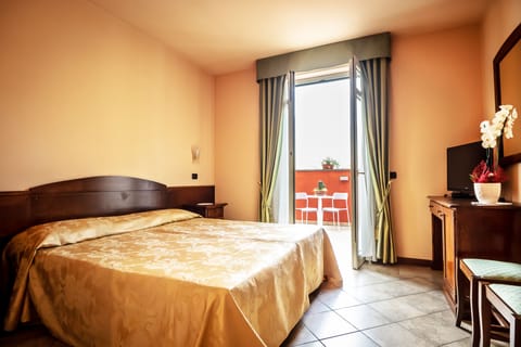 1 bedroom, in-room safe, desk, blackout drapes