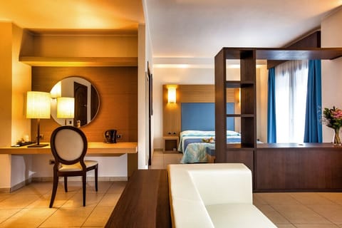 Junior Suite | Minibar, in-room safe, desk, laptop workspace