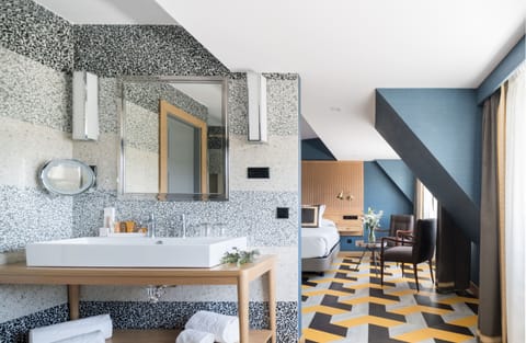 Suite | Bathroom | Bathtub, deep soaking tub, free toiletries, hair dryer