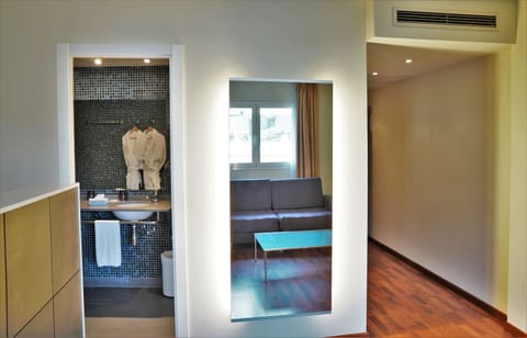 Deep soaking tub, free toiletries, hair dryer, towels