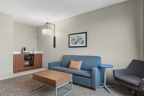 Hypo-allergenic bedding, in-room safe, desk, blackout drapes