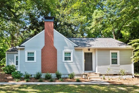 Charming farmhouse retreat on Main Street near Downtown Kennesaw