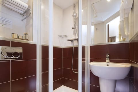 Combined shower/tub, designer toiletries, hair dryer, bidet