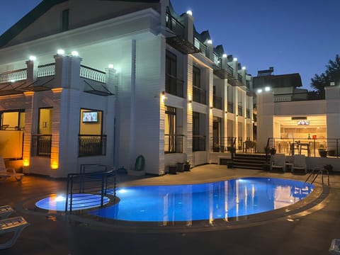 Outdoor pool, pool umbrellas, sun loungers