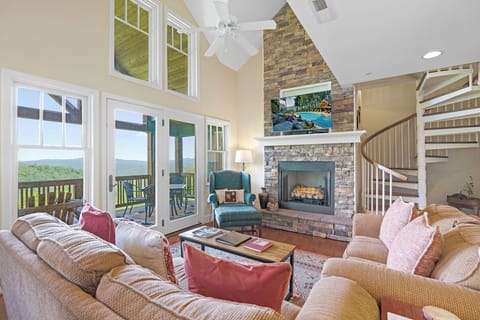 Living Room--- Vaulted Ceilings, Mountain View