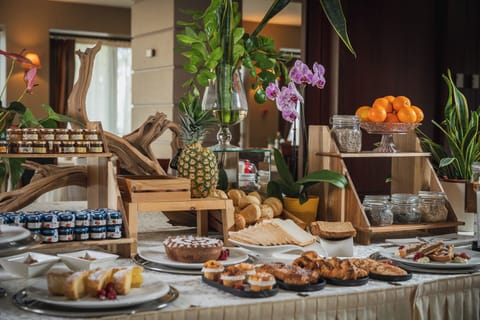 Daily full breakfast (EUR 16 per person)