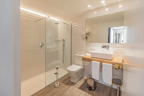 Deluxe Double or Twin Room | Bathroom | Combined shower/tub, free toiletries, hair dryer, slippers