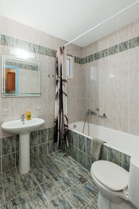 Superior Two Bedroom Apartment Sea View with Jacuzzi | Bathroom | Rainfall showerhead, towels