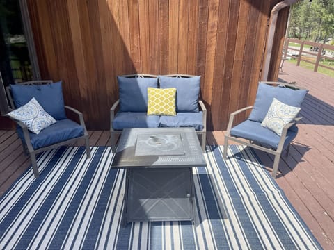 Front deck fire pit area to relax on beautiful summer evenings