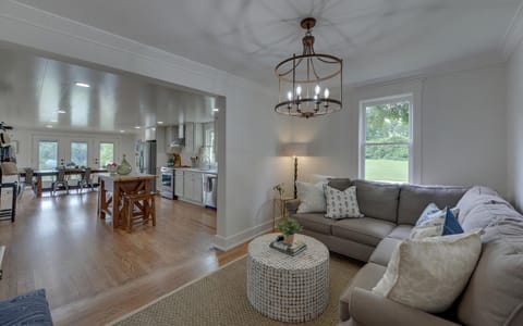 Keeping room open to the kitchen 