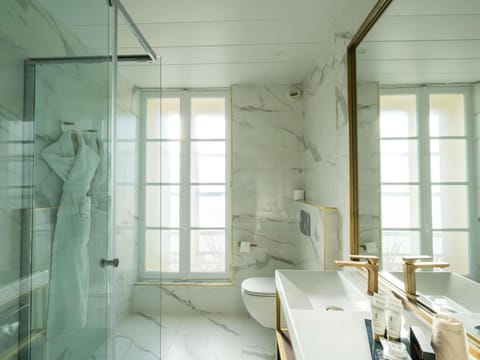 Deluxe Room, 1 King Bed | In-room safe, individually decorated, individually furnished, desk