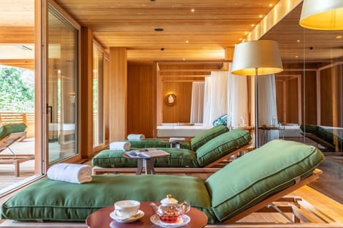 Couples treatment rooms, sauna, steam room, body treatments