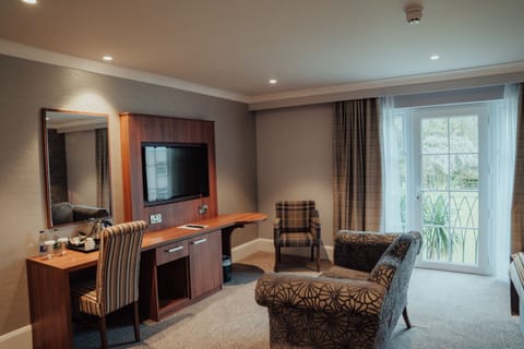 Executive Room, 1 King Bed | Individually decorated, individually furnished, desk, laptop workspace