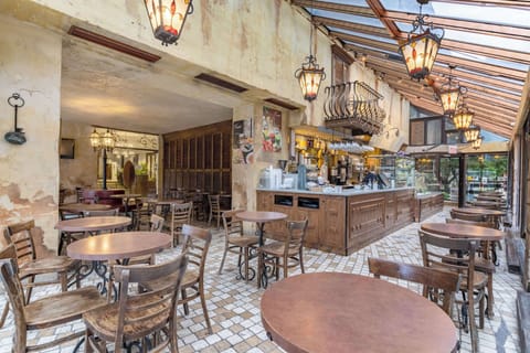 2 restaurants; breakfast, lunch, and dinner served
