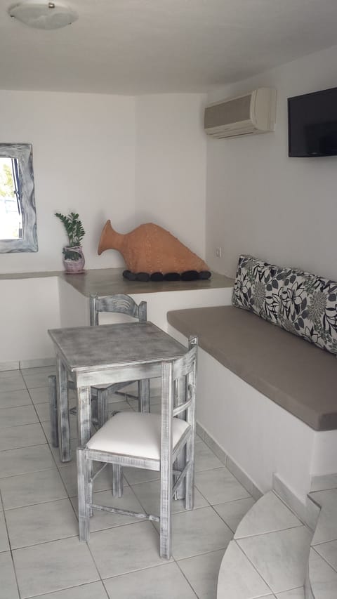 Suite, Jetted Tub | In-room safe, cribs/infant beds, free WiFi, bed sheets