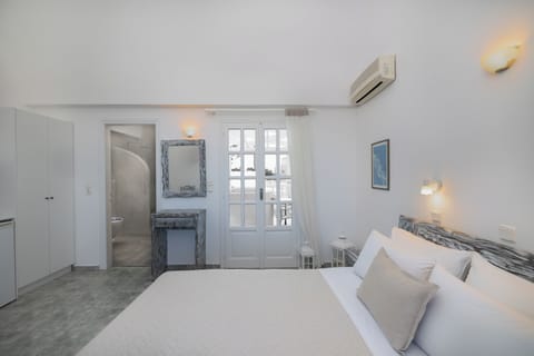 Suite, Jetted Tub | In-room safe, cribs/infant beds, free WiFi, bed sheets