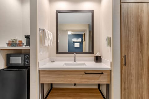 Suite, 1 King Bed with Sofa bed, Non Smoking | Desk, blackout drapes, iron/ironing board, free WiFi